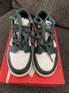 Nike Kids Dunk Sneakers in Dark Green & White 2y